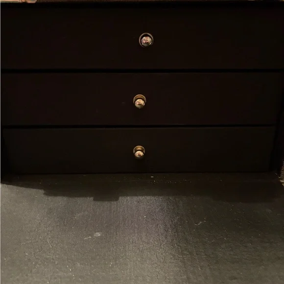 Elegant Gold Cosmetic Case - Picture 5 of 14